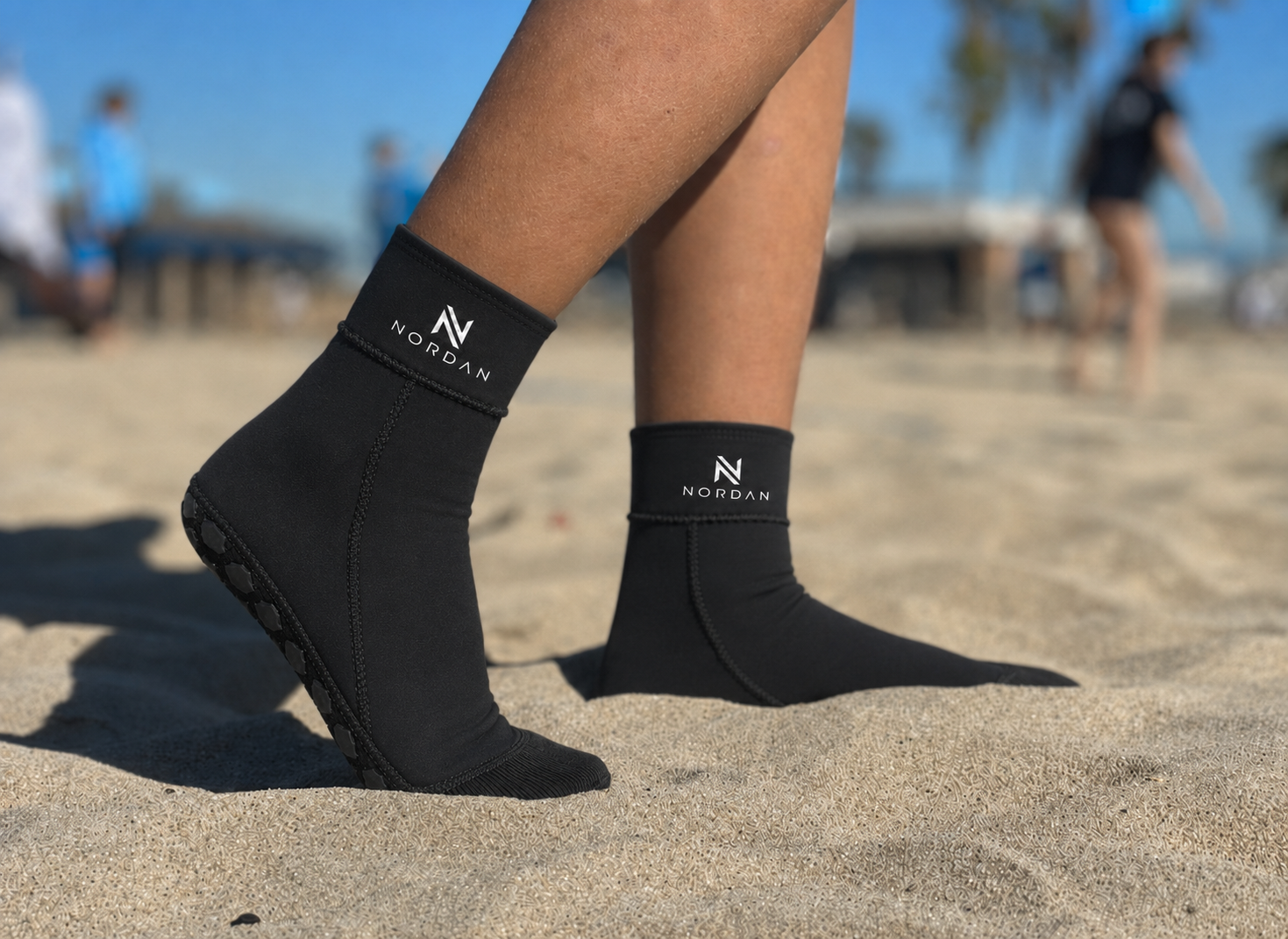 NORDAN Beach Sock walking on the beach